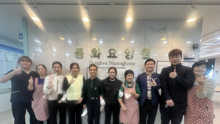 어르신 한 분 한 분을 업고, 옥상으로 대피 시켰습니다