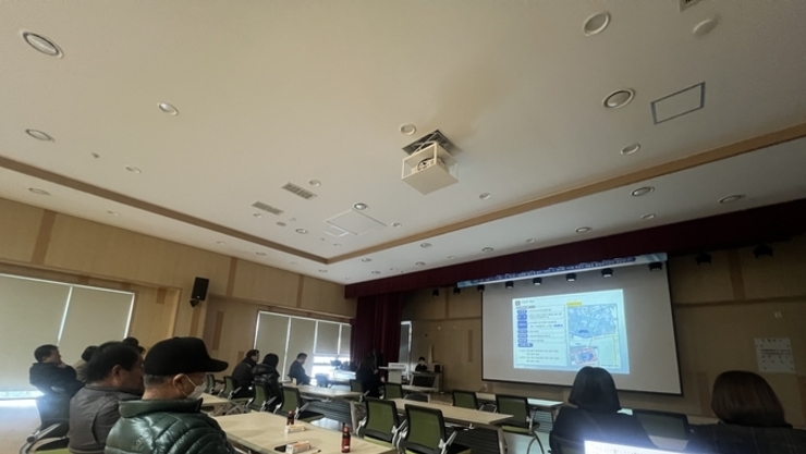 주민 8명 모여 열린 소각장 증설 설명회…“요식행위에 불과” 지적도