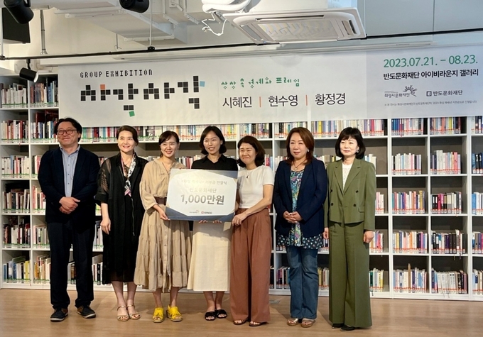 화성 메세나 첫 전시 - 참여자 기념촬영 