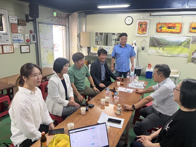 권칠승 의원 보좌관 김도근, 김회철 도의원, 배현경 시의원, 유재호 시의원, 위영란 시의원 과 주민대표와 간담회