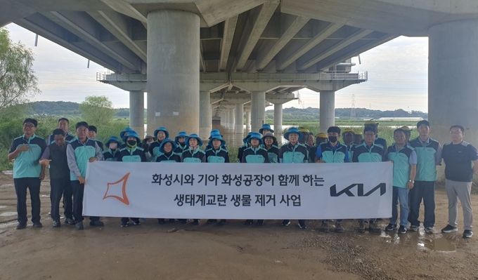 참여자들이 기념사진을 찍고 있다. 