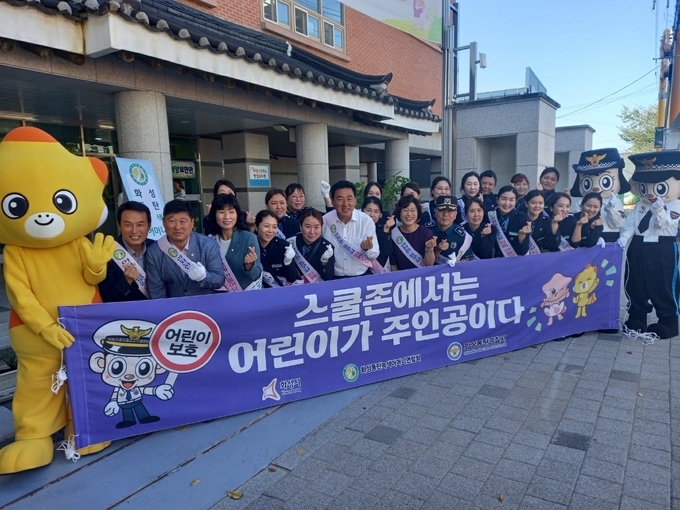 국민의힘 석호현 화성시병 당협위원장이 참여자와 함께 포즈를 취하고 있다.
