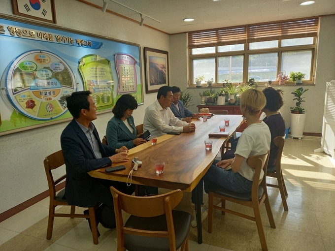 석호현 국민의힘 당협위원장과 오문섭, 박진섭, 명미정 시의원이 학부모와 간담회를 진행하고 있다. 
