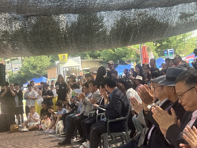 제 10회 삼봉삼담축제에 참석한 주민들이 박수를 치고 있다. 