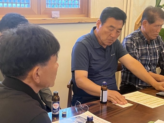 사안을 경청하는 석호현 국민의힘 당협위원장