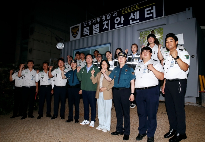 특별 순찰에 참여한 참여자들이 특별치안센터앞에서 기념 촬영을 하고 있다. 