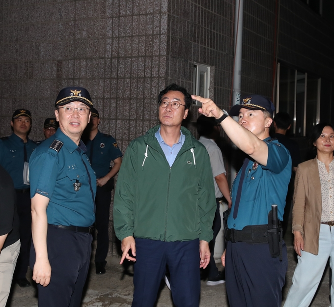 '출소 후 중대 성범죄자' 주거지 주변을 순찰 중인 정명근 화성 시장