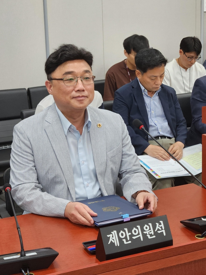 조례안을 설명 중인 경기도의회 교육행정위원회 김회철 의원