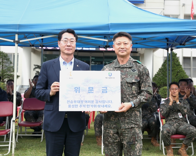 정명근 화성시장이 매송면 51사단을 찾아 위문품을 전달하고 있다. 