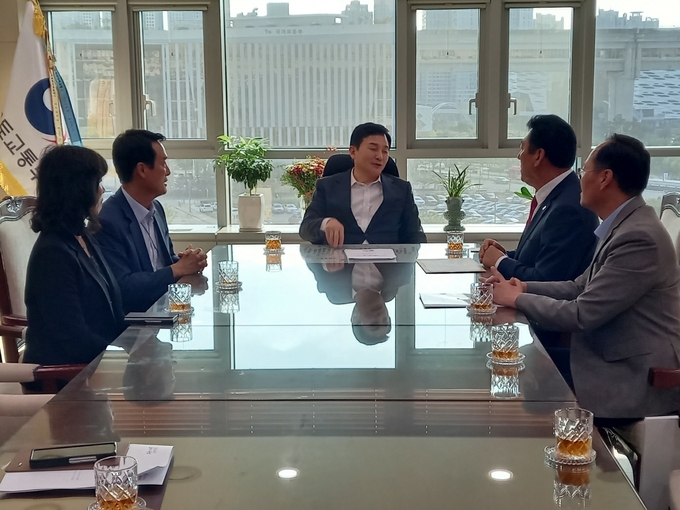 원희룡 국토교통부장관과 석호현 화성시병 당협위원장, 박진섭, 명미정 화성시의회 의원이 만나 함께 지역 교통 현안을 논의하고 있다. 