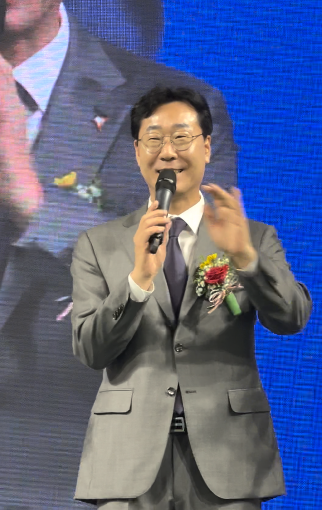 '내 나이가 어때서' 를 열창하고 있는 정명근 화성 시장