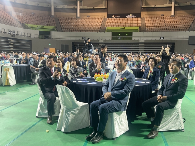 노인의 날 행사에 참여한 정명근 화성시장, 김경희 화성시의장, 송옥주 국회의원, 석호현 국민의힘 당협위원장, 권칠승 의원 보좌관 김도근