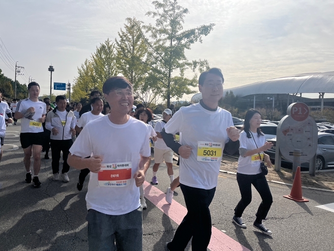 5Km 코스에 함께 참여한 정명근 화성 시장