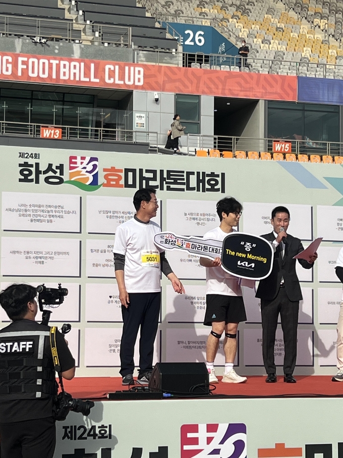 경품 행사에서 기아자동차 더 뉴 모닝에 당첨된 행운의 주인공