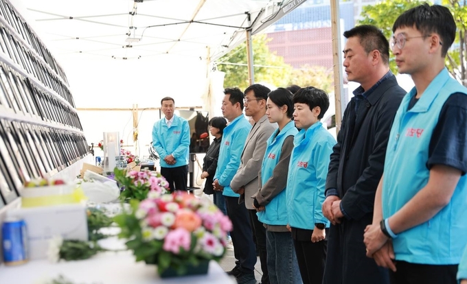 합동 분향 중인 진보당 홍성규 화성시위원회 위원장과 진보당 당원들