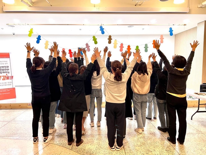 공감 토크 참여자의 단체 사진