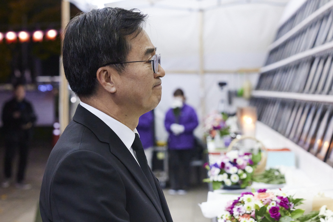 이태원 참사 분향소에서 참배 중인 김동연 경기도지사