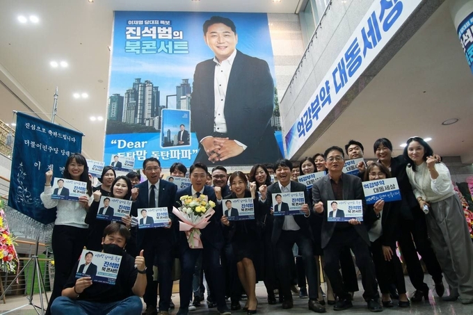 진석범 북콘서트에 참석한 참여자들이 기념 촬영을 하고 있다.