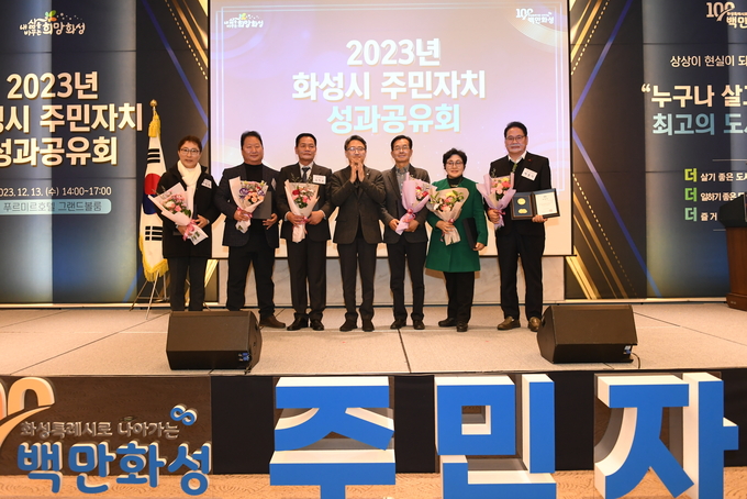 수상자들이 포즈를 취하고 있다