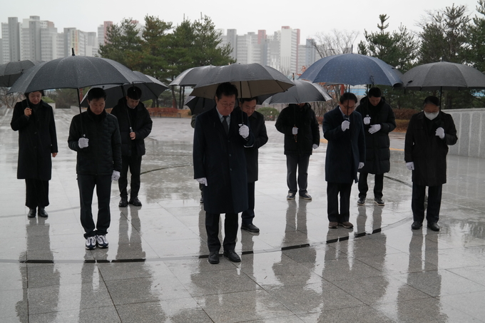 화성현충공원 현충탑을 찾아 단체참배하는 더불어민주당 조대현 예비후보와 선거대책위원회 위원들.