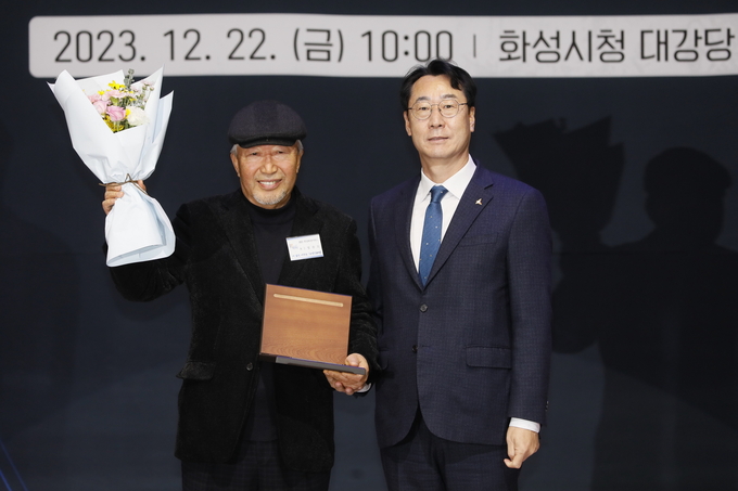 문화부분 수상자 정찬모 씨와 정명근 화성시장