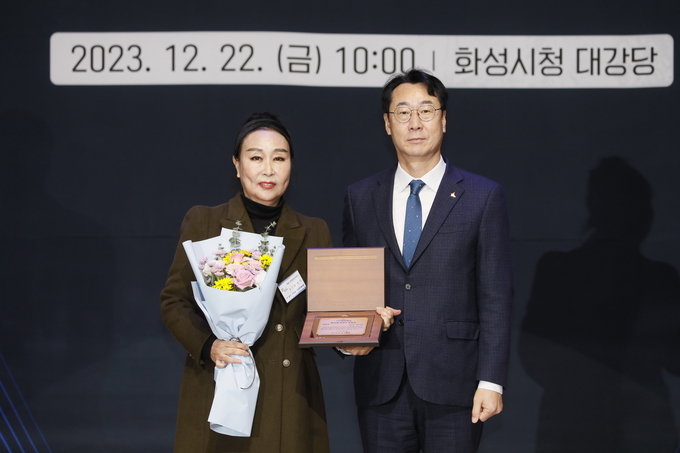 예술부문 수상자 김정아 씨와 정명근 화성시장 