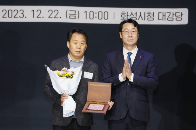 체육부문 수상자인 정영모 씨와 정명근 화성시장