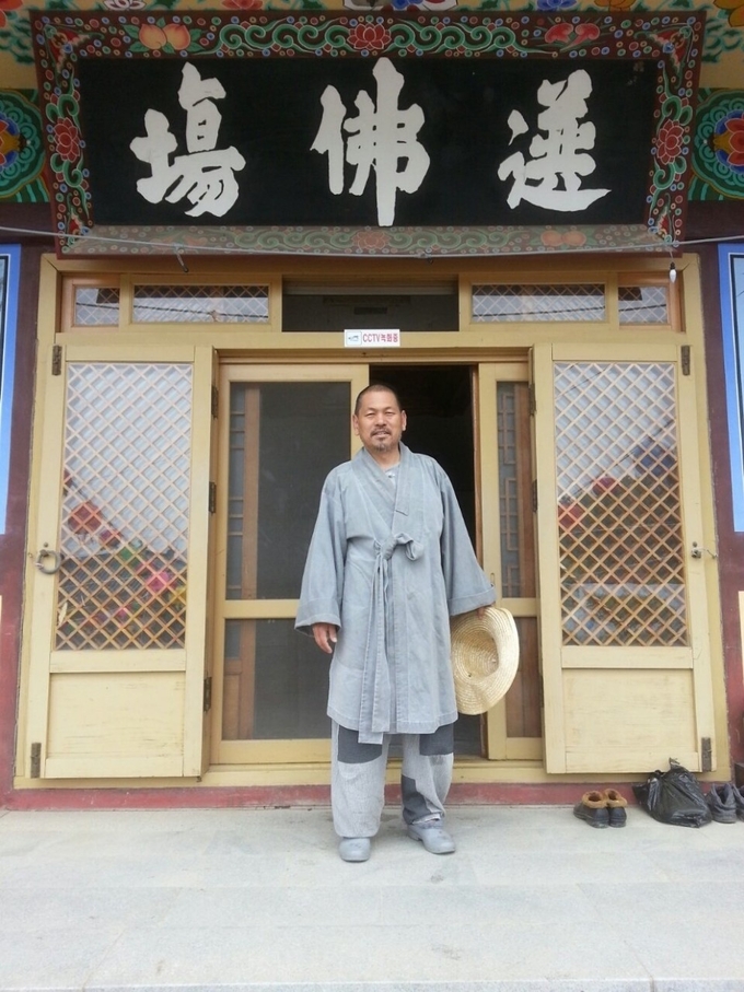 <em>화성 법륜사의 영각법륜스님</em>