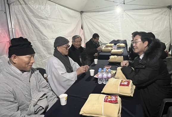 용주사 스님과 대화를 나누는 정명근 화성시장 