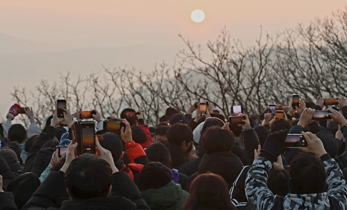 2024년 새해 첫날 떠오르는 해를 바라보는 화성시민들