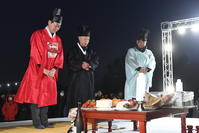 새해 첫날 무봉산에서 안녕기원제를 올리는 정명근 화성시장