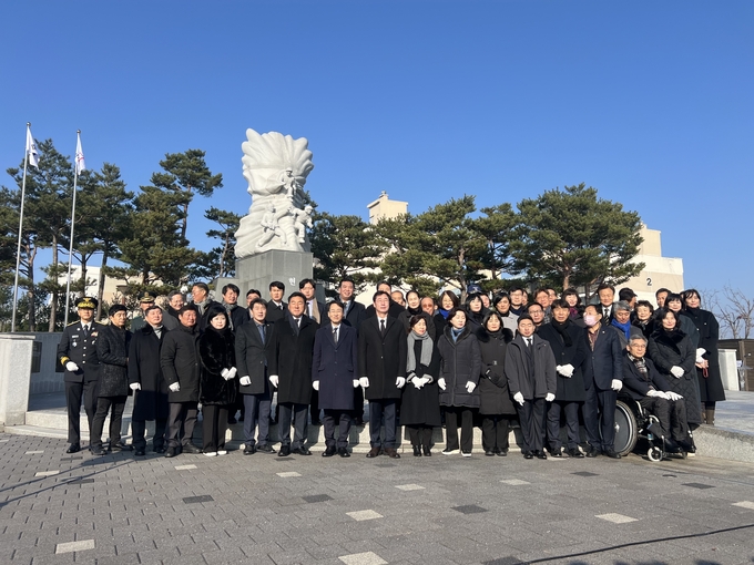 새해 첫날 화성시장, 시의장, 국회의원, 시도의원, 관내 기관단체장들이 모두 모여 기념 사진을 찍었다.