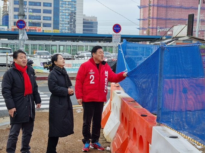병점역 주변을 돌아보는 석호현 화성병 국민의힘 예비후보