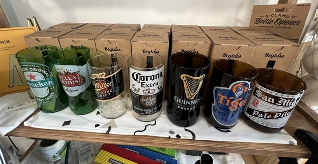 맥주병을 짤라 만든 업사이클 컵 - 복고 감성으로 젊은이들에게 인기가 높다고 한다.