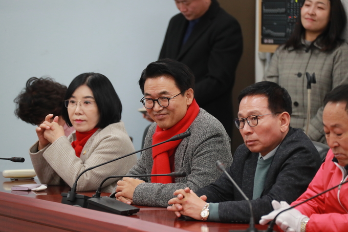 박연숙 화성시의원 예비후보 출마 선언 기자회견에 참석중인 홍형선 국민의힘 예비후보 