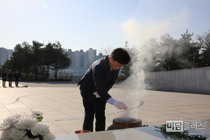 현충탑에서 참배 중인 권칠승 의원