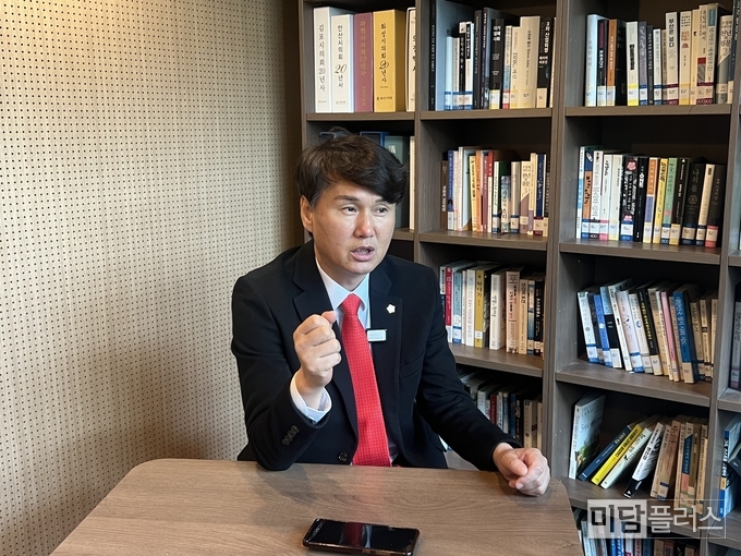 화성시의회 1층에서 인터뷰 중인 송선영 화성시의원 