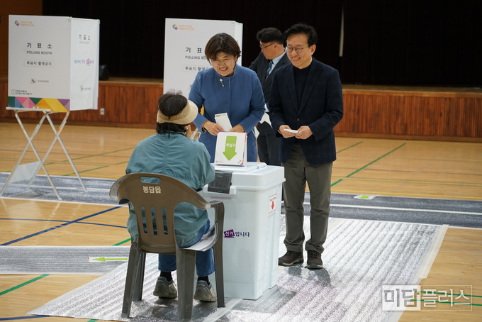 화성국민체육센터 2층 사전투표소에서 권칠승 의원과 배우자가 투표하고 있다.
