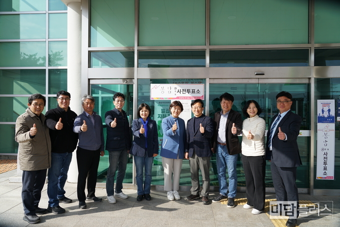 권칠승 의원실 관계자들이 사전투표 후 포즈를 취하고 있다. 