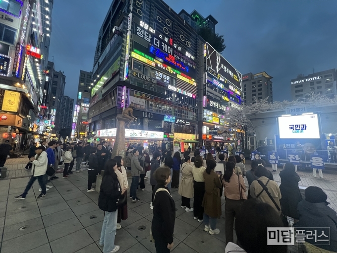 전용기 후보 연설에 모인 화성 동탄 주민들