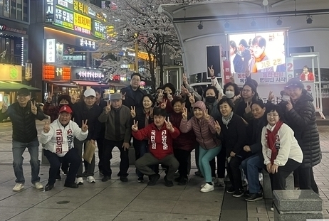 화성 '정' 국민의힘 유경준 후보가 연설이 끝난후 지지자와 함께 기념사진을 찍고 있다.