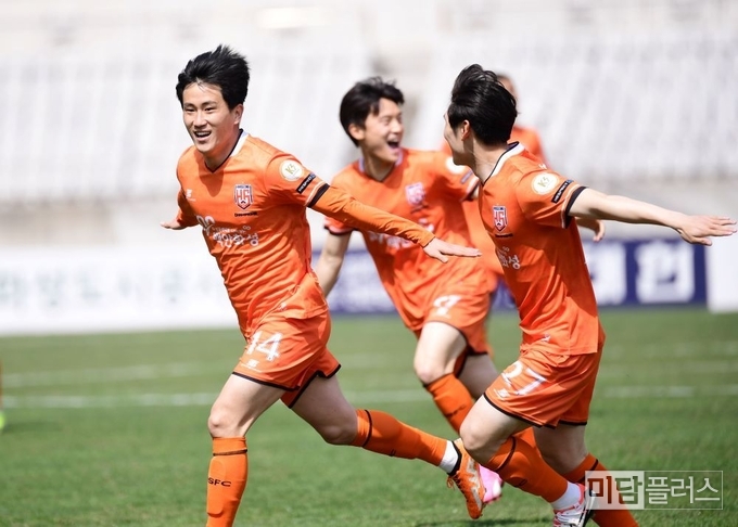 첫 골을 넣은 화성 FC 김창대 선수