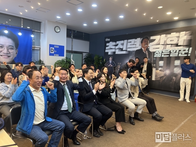화성 '정' 전용기 더불어민주당 국회의원 당선인이 지지자들과 함께 환호를 하고 있다