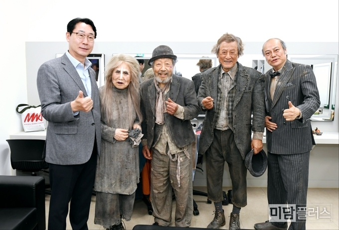 고도를 기다리며 출연진과 포즈를 취하는 정명근 화성시장