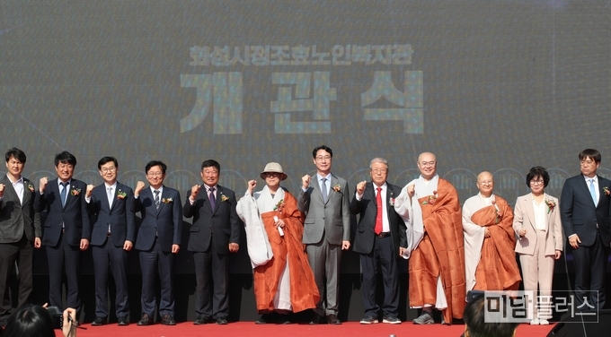 정조효노인복지관 개관식에 참석한 내외빈들<br>

