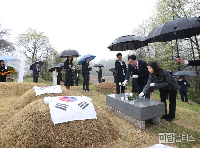 순국묘역에 참배하는 정명근 화성시장과 김경희 화성시의장