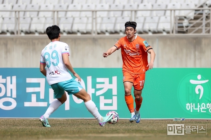 화성 FC 김남성 선수가 상대 선수와 볼 경합 중이다. 