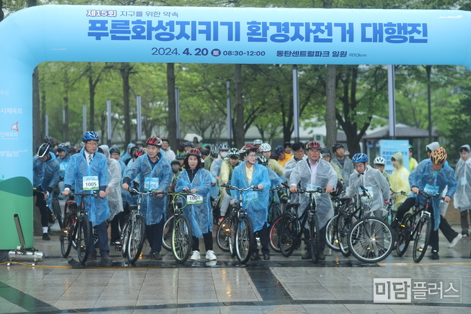 푸른화성지키기 환경자전거 대행진에 참석한 화성시의회 의원 및 참가자들 (좌로부터 세번째 김경희 화성시의장)