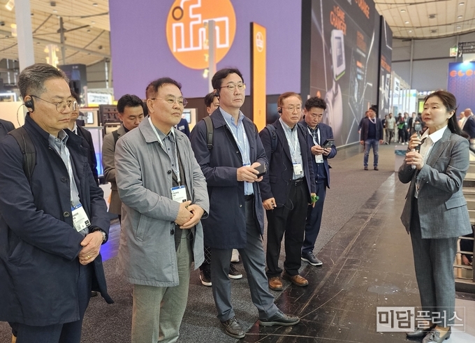 하노버 메세 박람회장에 방문한 화성시 참관단 (사진 화성상공회의소 홈페이지 발췌)