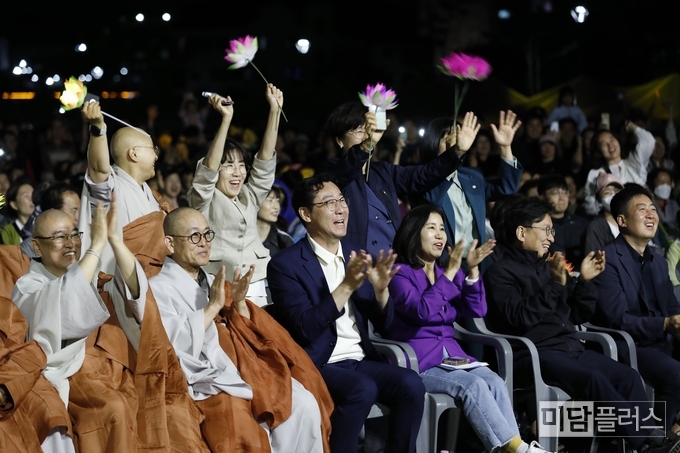 환호하는 정명근 화성시장, 김경희 화성시의장, 권칠승 국회의원, 불교사암 연합회 관계자들